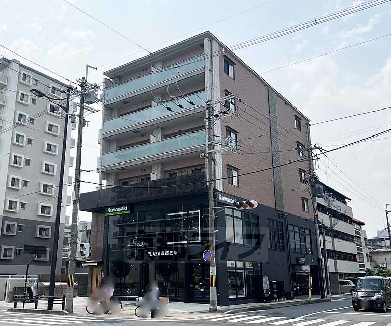 京都市右京区西京極東大丸町のマンションの建物外観