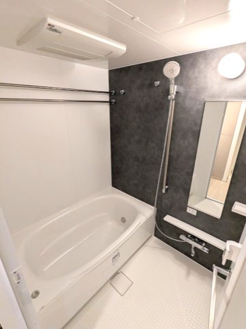 バス・シャワールーム　追焚オートバス、浴室換気乾燥機、ワイドシャワーヘッド