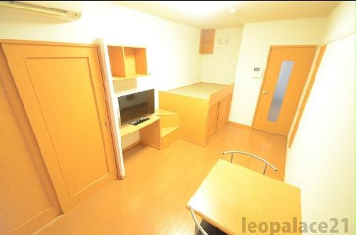 居室・リビング　備品や設備仕様は号室等により異なります現地をご確認下さい。