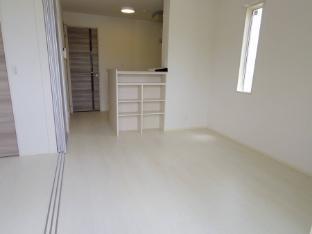 居室・リビング　日当たり良好仕切りを開けて使えば広く使えます!