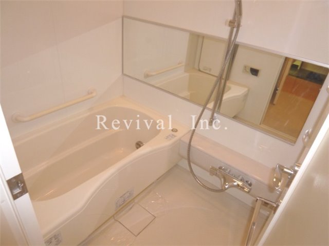 バス・シャワールーム　ゆったりとしたバスルームでございます