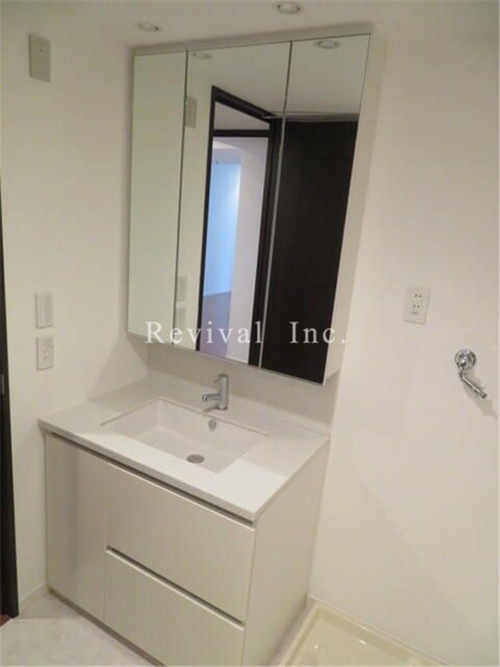 洗面設備　毎日の身だしなみチェックに欠かせないですね