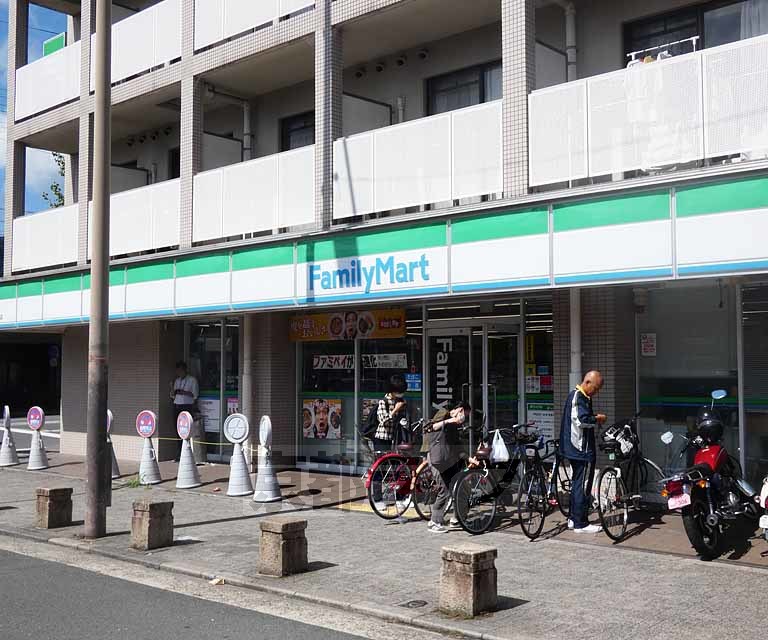コンビニ　ファミリーマート出町店（コンビニ）まで140m