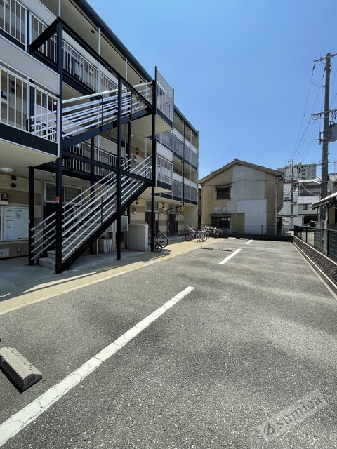 駐車場　広々とした駐車スペース。ハイルーフ車ＯＫ。