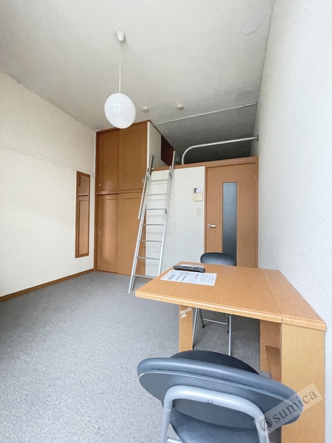 居室・リビング　ゆったり過ごせる居間、天井の高さが解放感を演出。