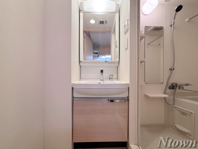 洗面設備　独立洗面台あり、毎朝おしゃれに忙しい女性の方におすすめです