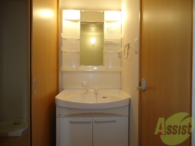 洗面設備　独立洗面台があります、朝の身支度もバッチリ