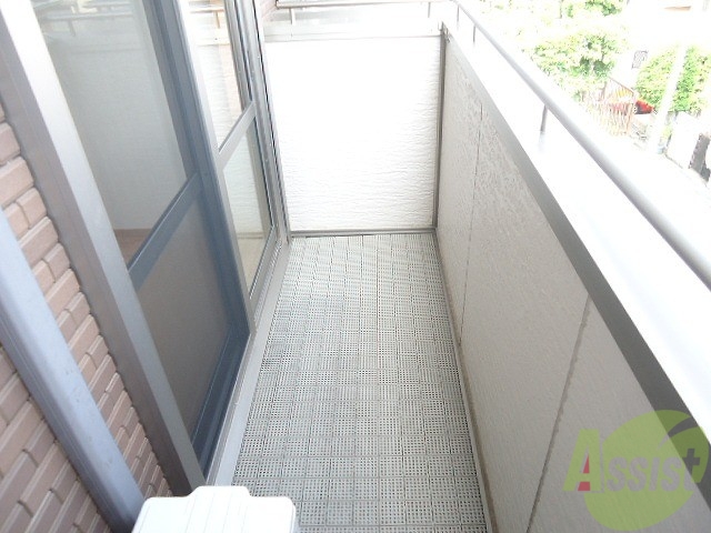 バルコニー　広々バルコニー、机と椅子を持ちだしてカフェタイム