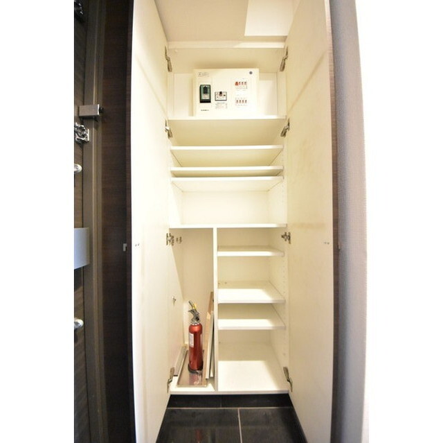 収納　明るい色調の室内です