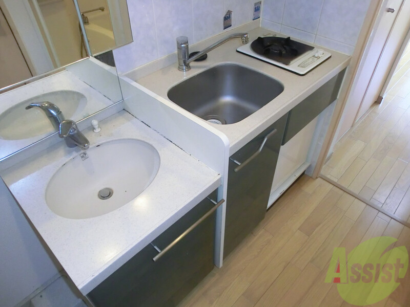 キッチン　１口ガスコンロ付きのシステムキッチンです。一人暮らしなら十分