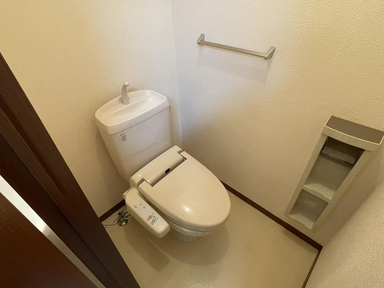 トイレ　温水洗浄便座付き☆上部に棚もあり使いやすいですよ☆