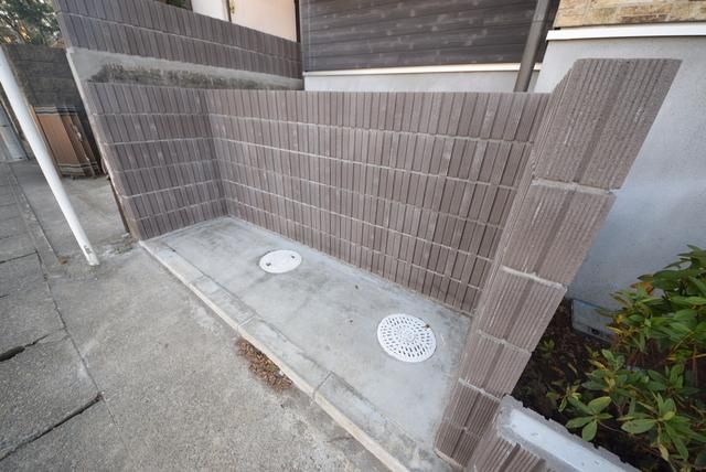 庭　敷地内ゴミ置き場