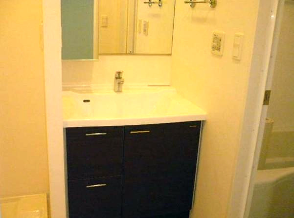 洗面設備　お化粧にも便利な独立洗面♪