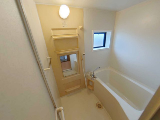 バス・シャワールーム　コンパクトで使いやすいお風呂です