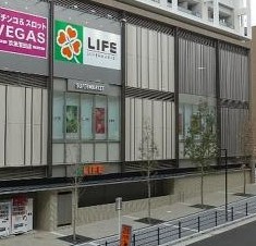 スーパー　ライフ京急蒲田駅前店（スーパー）まで828m