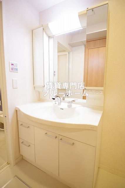 洗面設備　3面鏡のシャンプードレッサーです！