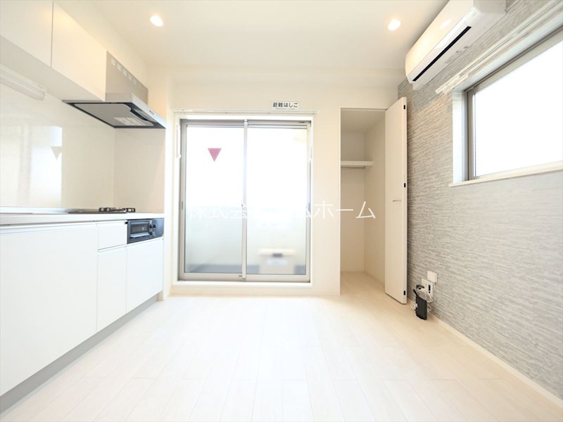 バルコニー　ＬＤＫ8.3帖　システムキッチン　エアコン完備　バルコニー