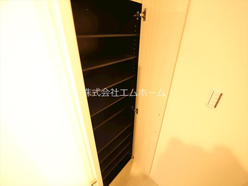 玄関　玄関　シューズボックス付（収納充実してます）