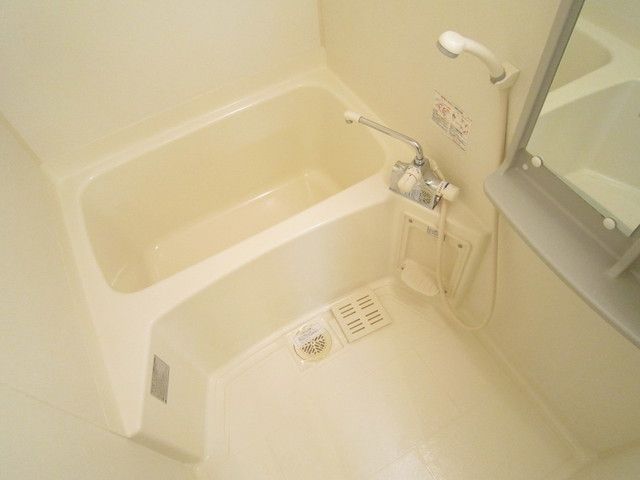 バス・シャワールーム　清潔感あるバスルーム