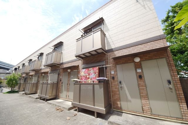 建物外観　中川のそばにある鉄骨造のアパートです