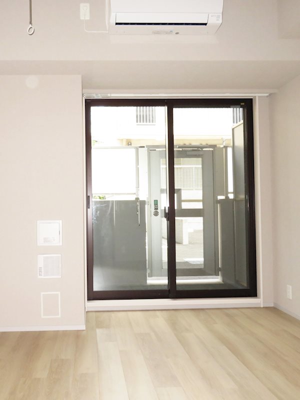 居室・リビング　室内写真は別号室です