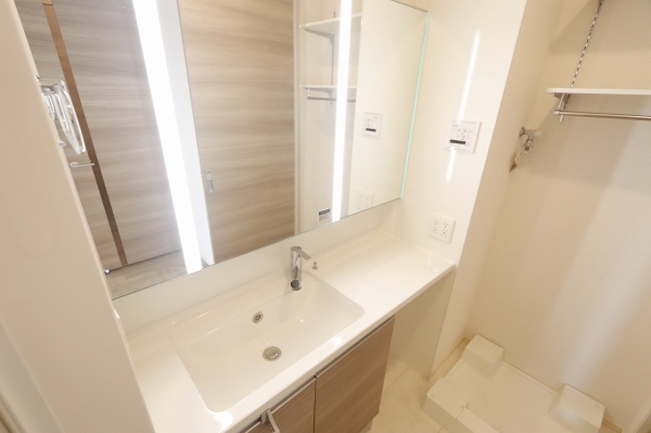 洗面設備　独立洗面台で朝の準備も快適です♪