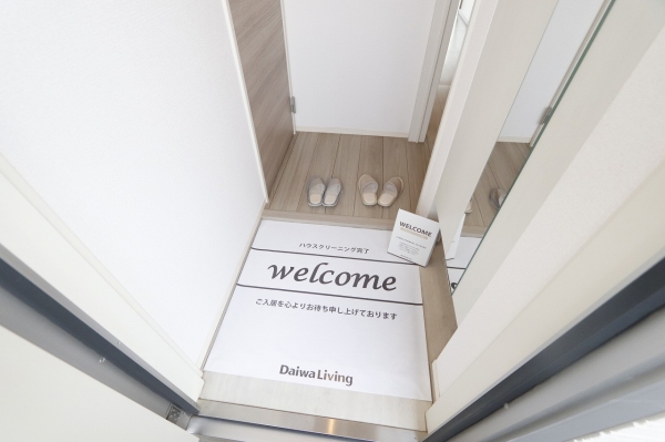 玄関　玄関を入るとホールがあります