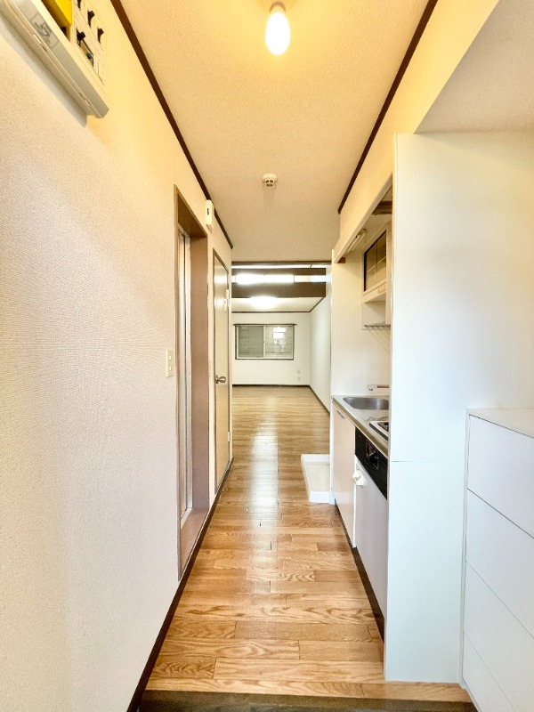 玄関　玄関から見たお部屋