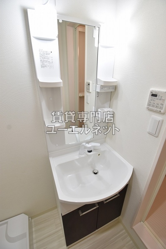 洗面設備　シャワー付洗面台