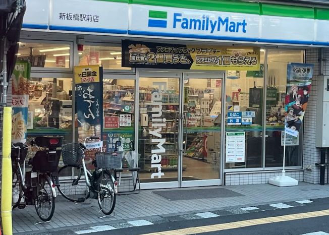 コンビニ　ファミリーマート新板橋駅前店（コンビニ）まで82m