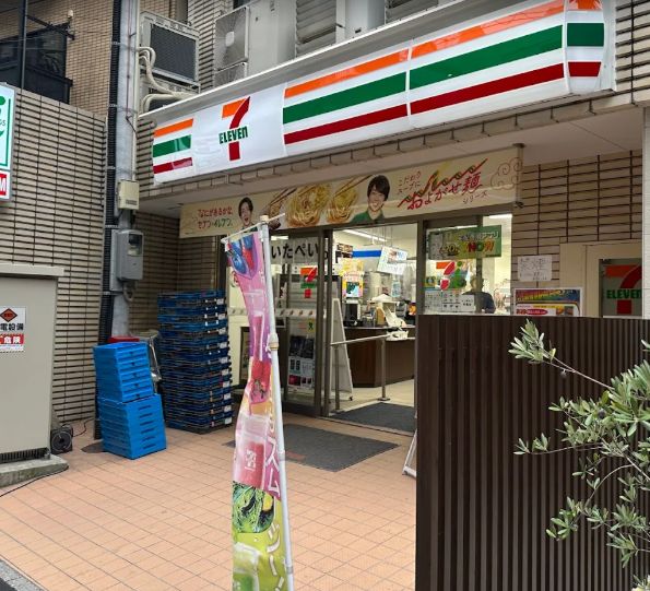 コンビニ　セブンイレブン新板橋駅前店（コンビニ）まで183m