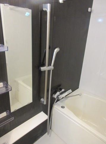 バス・シャワールーム　※同じ間取りの左右反転タイプのお部屋です。