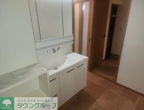 洗面設備　3面鏡付洗面化粧台