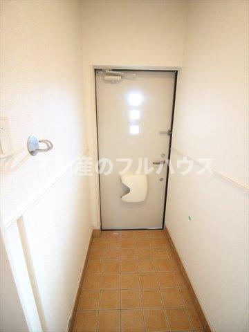 玄関　写真は反転タイプ別室
