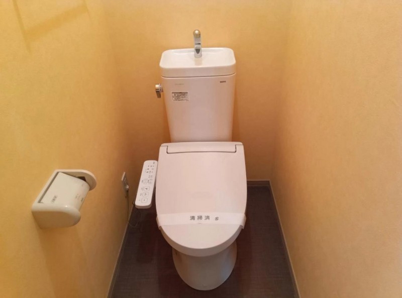 上越新幹線 長岡駅 2階建 築28年のトイレ写真