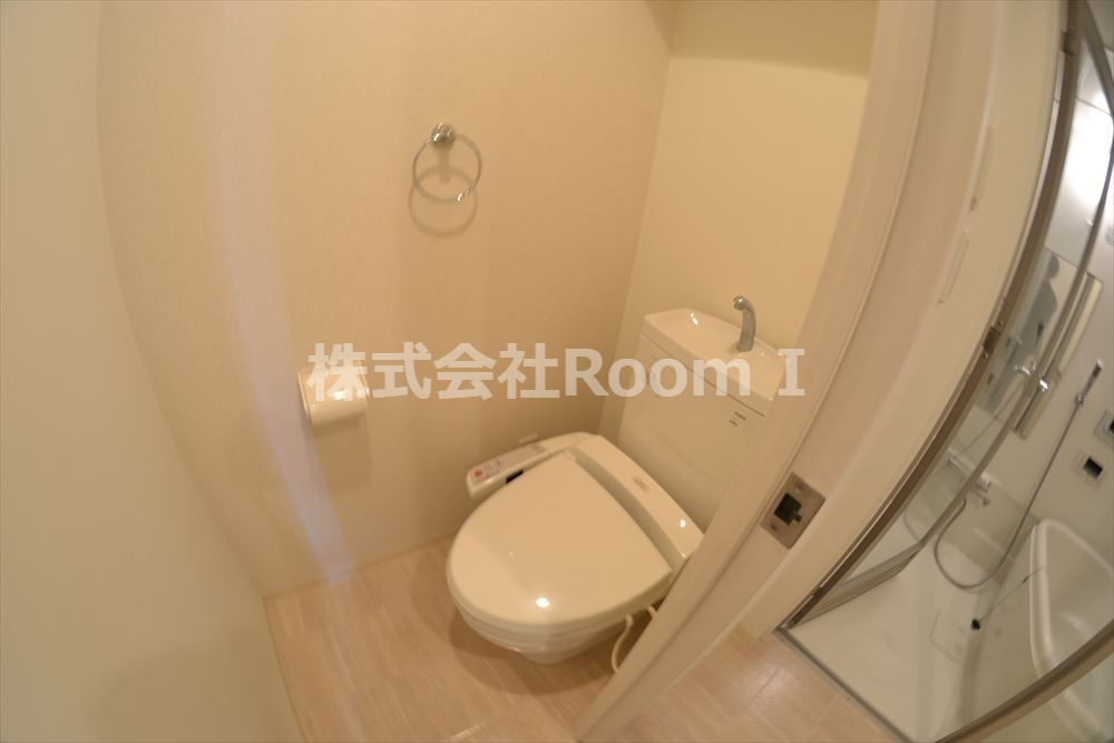 トイレ　落ち着いた色調のトイレです