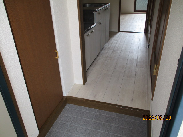 浜松市中央区 3階建 築22年の玄関写真