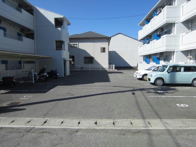 【鳴門市鳴門町三ツ石のマンションの駐車場】