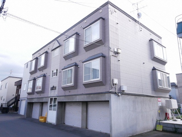 札幌市清田区真栄三条のアパートの建物外観