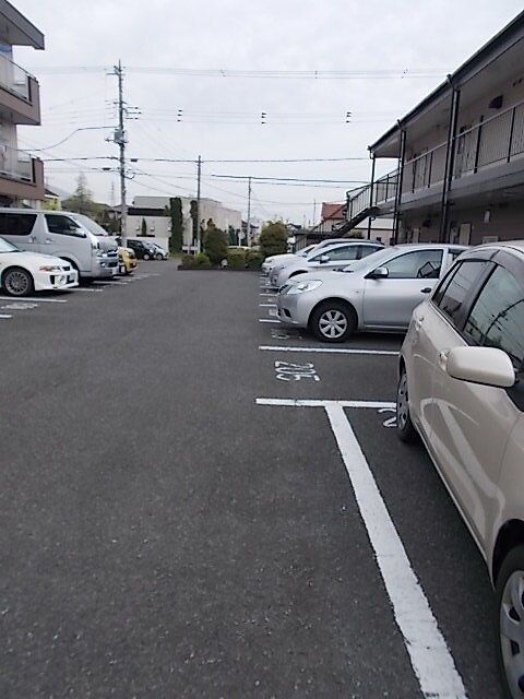 【富士市青葉町のアパートの駐車場】