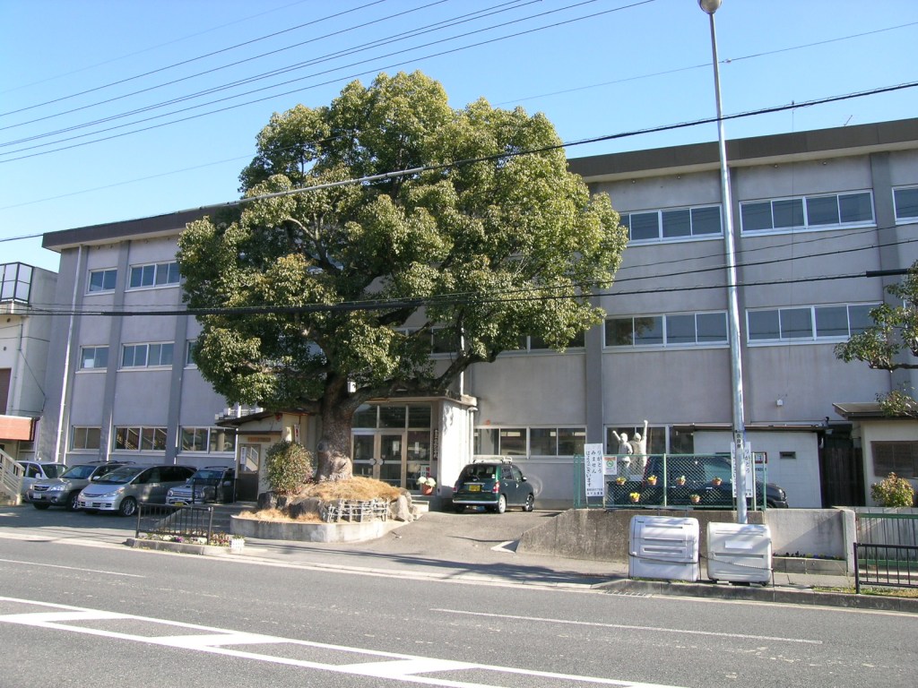 【富雄サンパレスI号館の小学校】