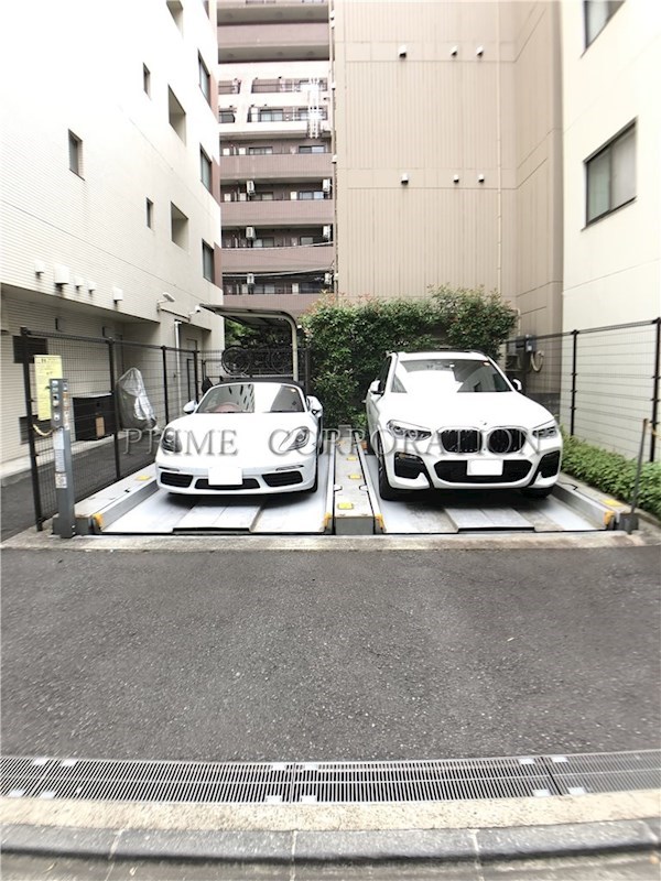 【港区麻布十番のマンションの駐車場】