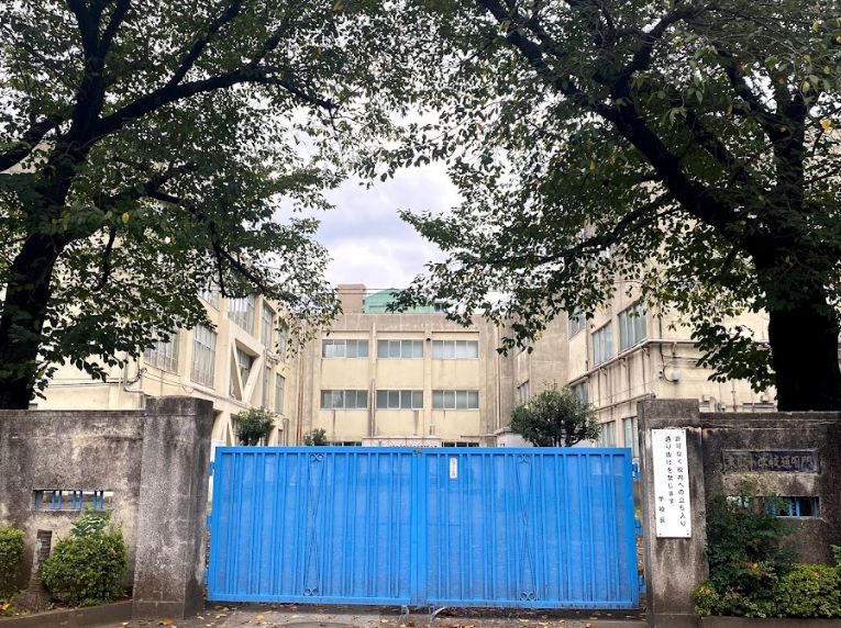 【昭島市中神町のマンションの小学校】