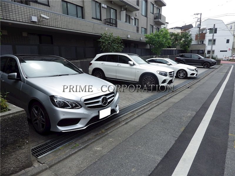 【世田谷区下馬のマンションの駐車場】