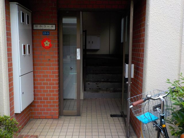 【荒川区荒川のマンションのエントランス】