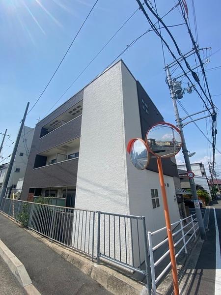 【寝屋川市萱島本町のアパートの建物外観】