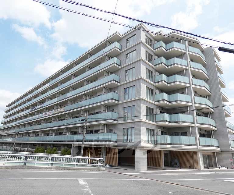 京都市右京区太秦安井松本町のマンションの建物外観