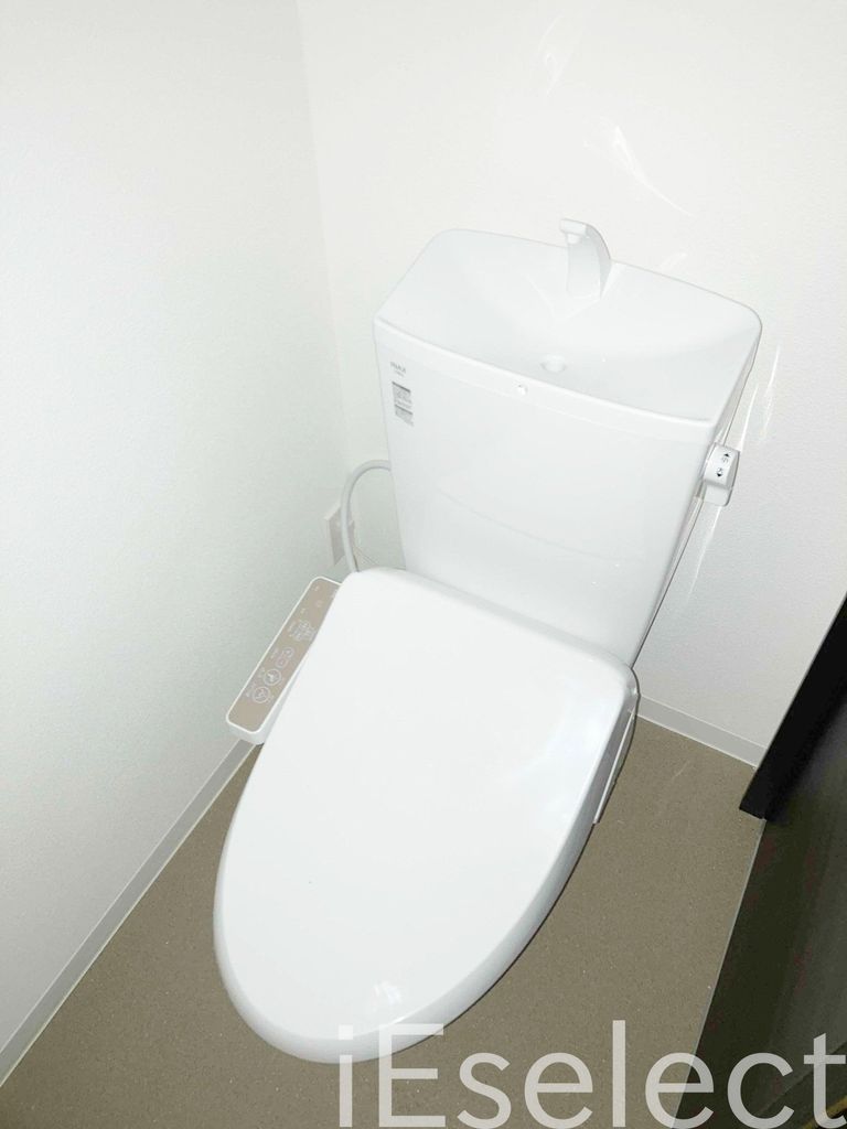 トイレ　温水洗浄便座付きのトイレです