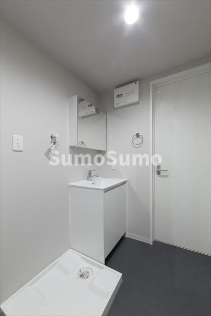 洗面設備　独立洗面台あり、毎朝おしゃれに忙しい女性の方におすすめです