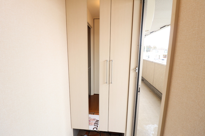 玄関　トールタイプの姿見付シューズボックス